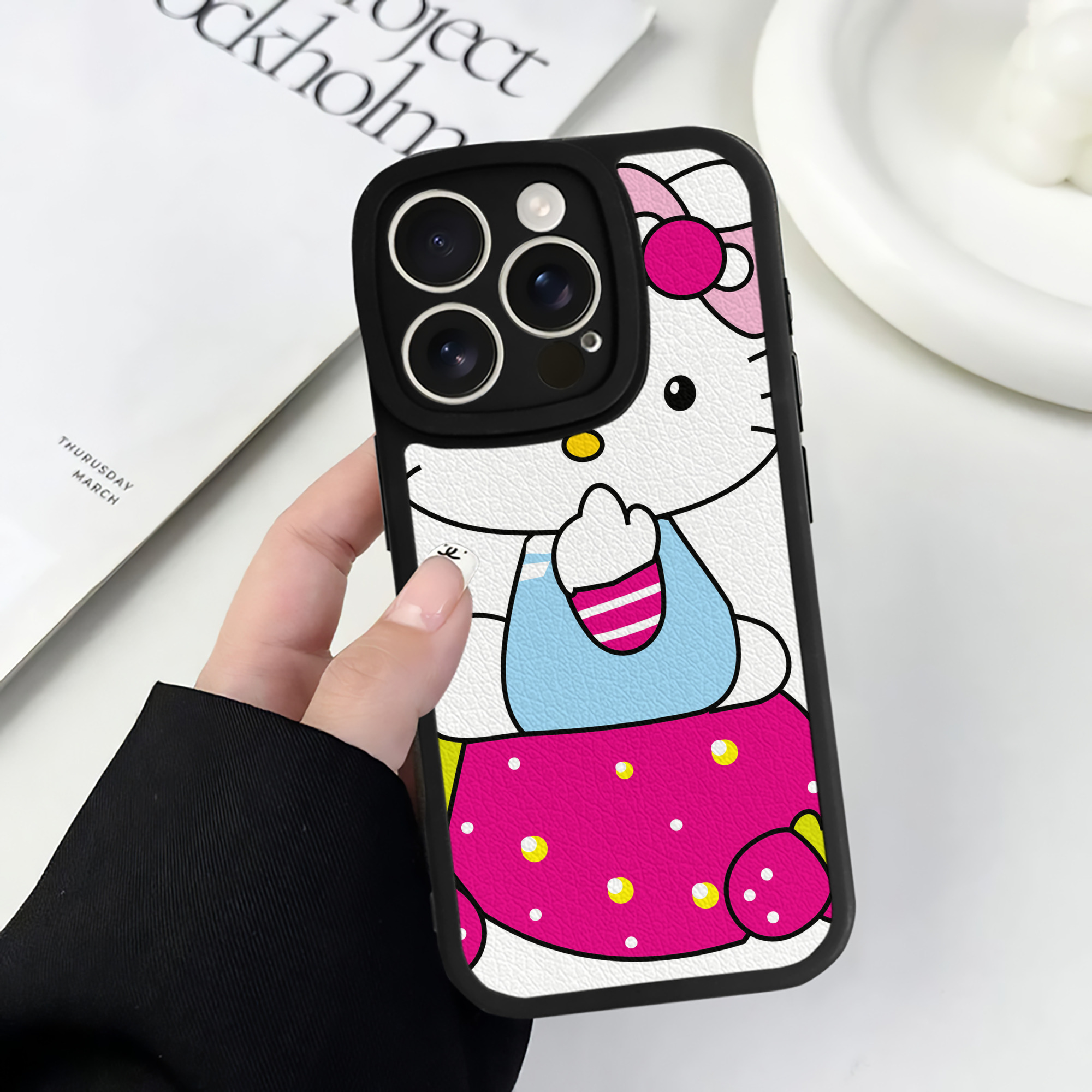 （画像用） Hello Kitty ハローキティ 【iPhone 16シリーズ対応】シリコンスマホケース（レザー調） 材質：シリコン